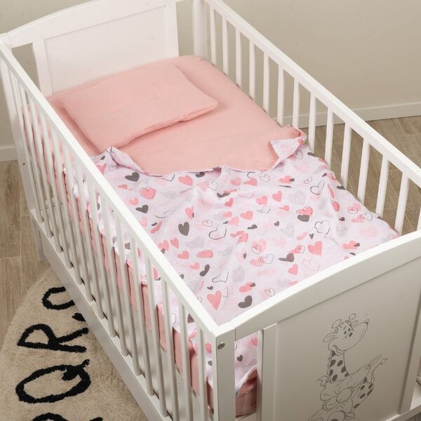 Lenjerie de vara din muselina pentru patut 120x60 cm Kidizi Pink Hearts, include cearceaf, perna si paturica cu doua fete, bumbac 100%