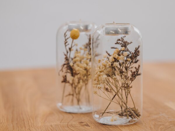 Sfesnic din sticla cu flori uscate de TISTA