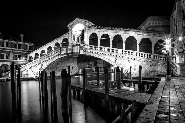 Fotografie de artă VENICE Rialto Bridge at Night, Melanie Viola, (40 x 26.7 cm)