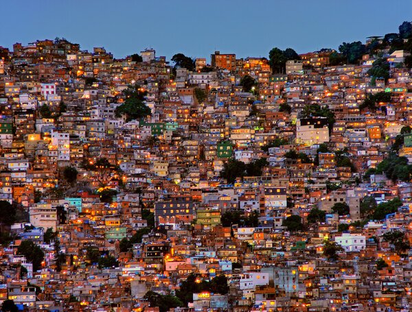 Fotografie de artă Nightfall in the Favela da Rocinha, Adelino Alves, (40 x 30 cm)