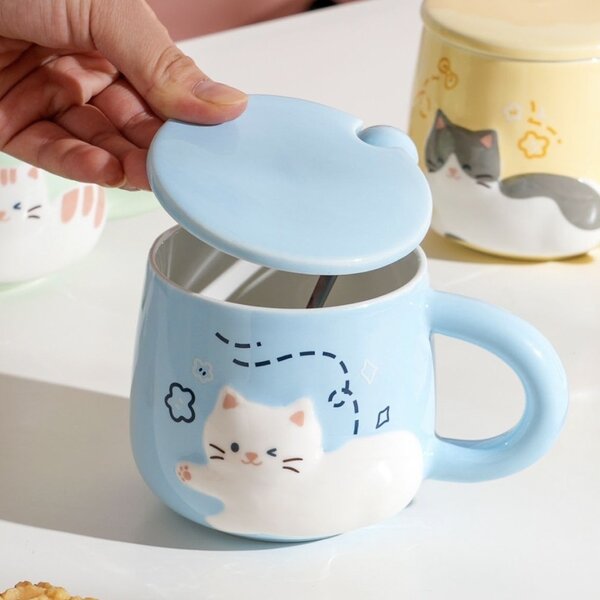 Cana cu capac din ceramica si lingurita Pufo Happy Kitty pentru cafea sau ceai, 350 ml, albastru
