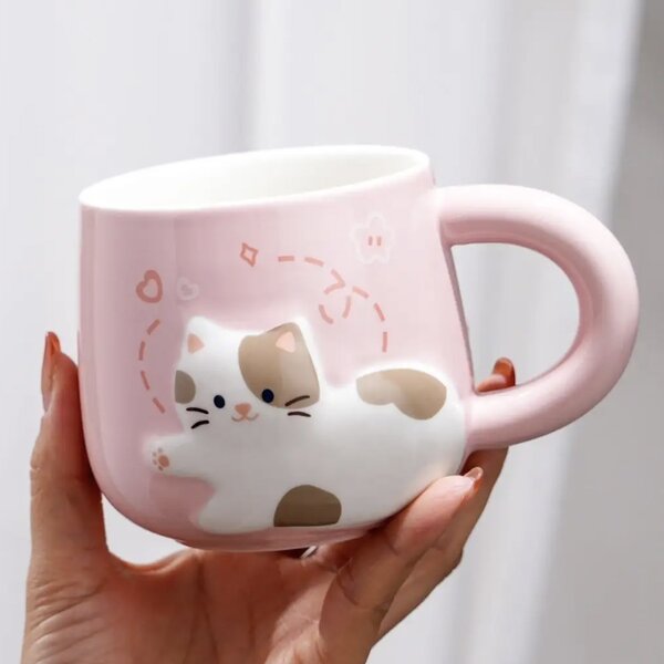 Cana cu capac din ceramica si lingurita Pufo Happy Kitty pentru cafea sau ceai, 350 ml, roz