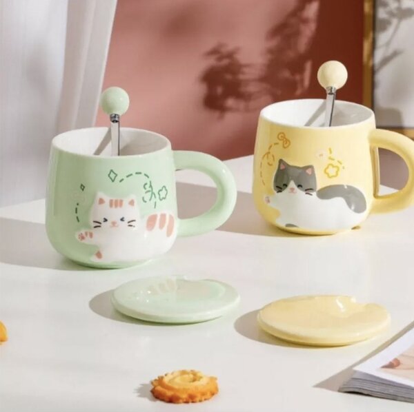 Cana cu capac din ceramica si lingurita Pufo Happy Kitty pentru cafea sau ceai, 350 ml, verde