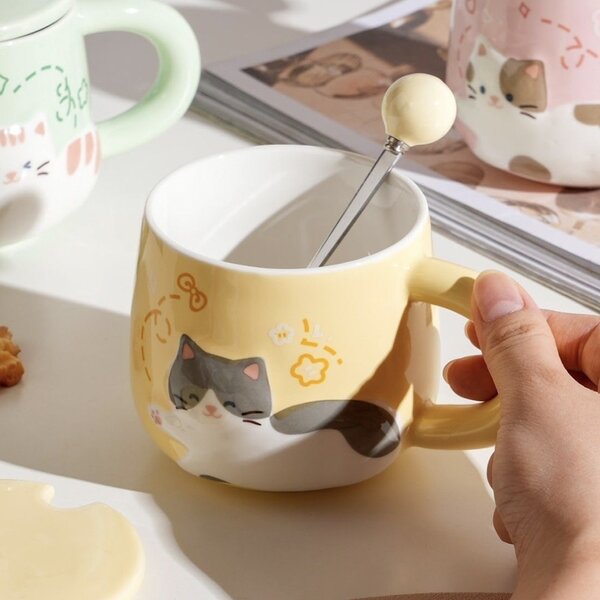 Cana cu capac din ceramica si lingurita Pufo Happy Kitty pentru cafea sau ceai, 350 ml, galben