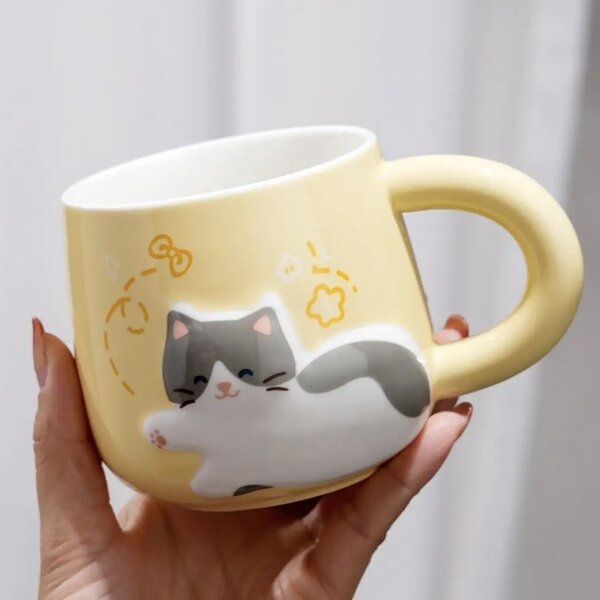 Cana cu capac din ceramica si lingurita Pufo Happy Kitty pentru cafea sau ceai, 350 ml, galben