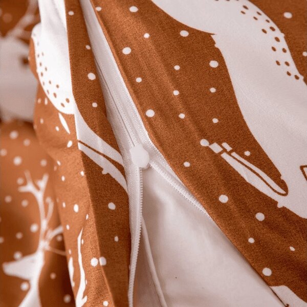 Set lenjerie de pat din microfibră WHITE DEER maro + cearșaf JERSEY alb