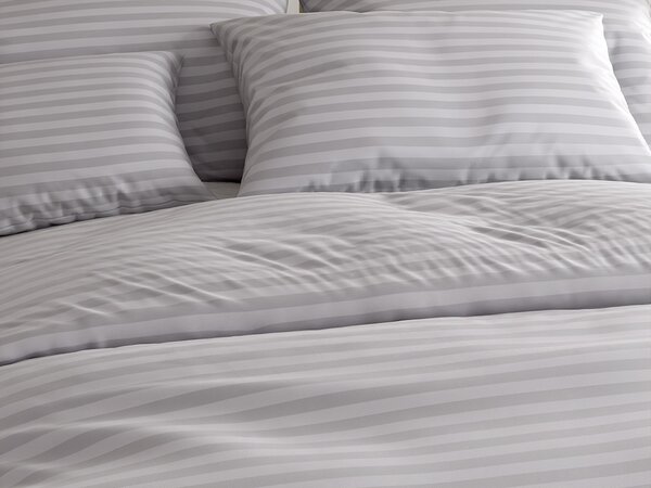 Lenjerie de pat hoteliera din microfibra JASMINE gri deschis - dungi 2 cm Dimensiunile lenjeriei: 70 x 90 cm | 140 x 200 cm