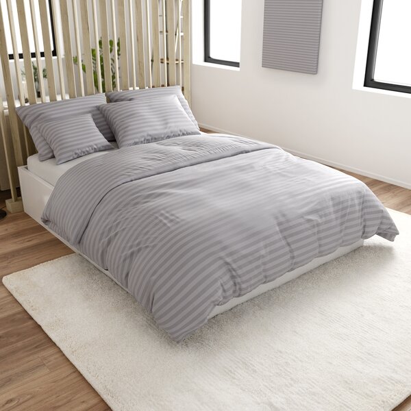 Lenjerie de pat hoteliera din microfibra JASMINE gri deschis - dungi 2 cm Dimensiunile lenjeriei: 70 x 90 cm | 140 x 200 cm