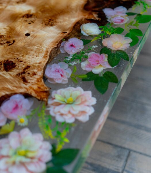 Măsuță de cafea unicat Eternal garden - plop bubos și rășină cu flori - 120x60 cm