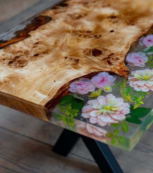 Măsuță de cafea unicat Eternal garden - plop bubos și rășină cu flori - 120x60 cm