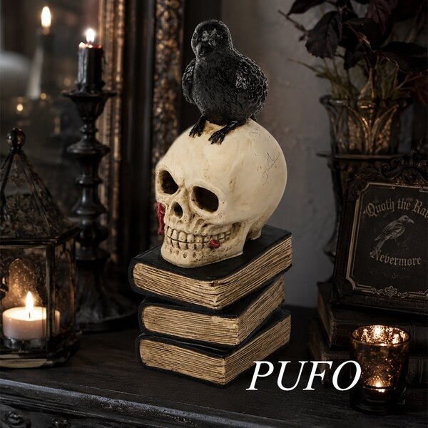 Statueta decorativa infricosatoare Craniul Pazitor al Cartilor, cu corb negru, decor gotic de Halloween, 30 cm