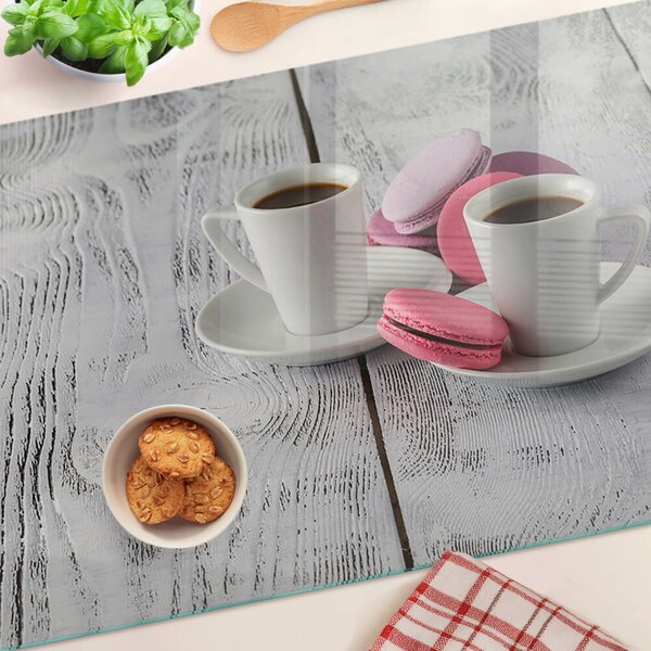 Tocător sticlă Cafea și macarons pe un fundal de lemn