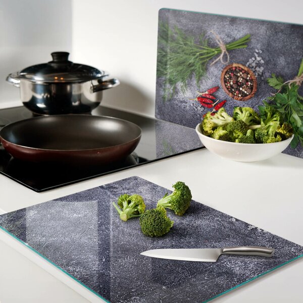 Tocător de bucătărie Ierburi și condimente pe un fundal de piatră