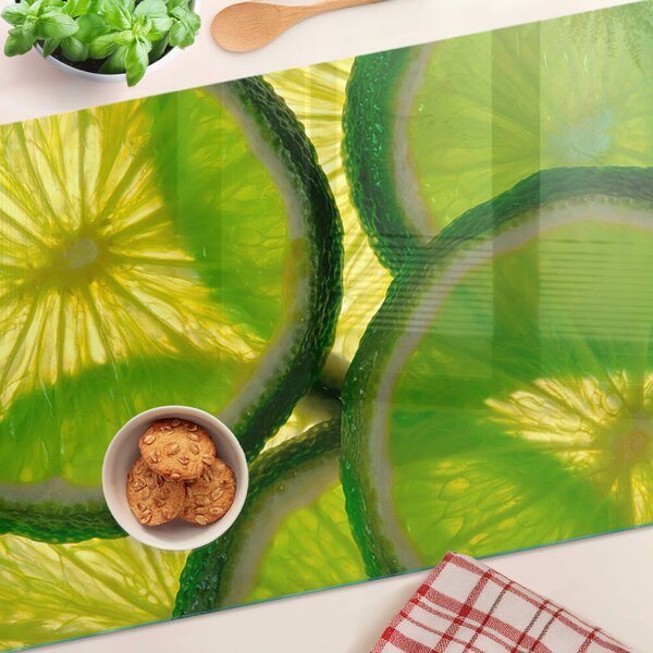 Tocător sticlă Felii de lime pe fundal verde
