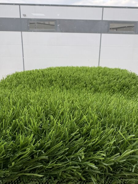 Gazon Artificial Sri Lanka, Inaltime Fir 30 mm, Latime 2m, Marime 200 x 400 cm, Verde, Antialergic, Polipropilena, Curte, Terasa, Balcon, Piscina, Loc