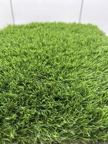 Gazon Artificial Sri Lanka, Inaltime Fir 30 mm, Latime 2m, Marime 200 x 400 cm, Verde, Antialergic, Polipropilena, Curte, Terasa, Balcon, Piscina, Loc