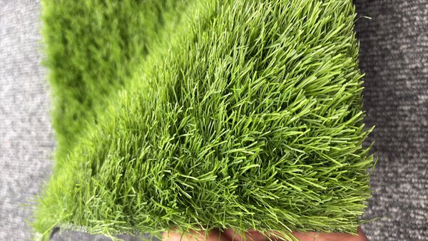 Gazon Artificial Sri Lanka, Inaltime Fir 40 mm, Latime 1m, Marime 100 x 100 cm, Verde, Antialergic, Polipropilena, Curte, Terasa, Balcon, Piscina, Loc