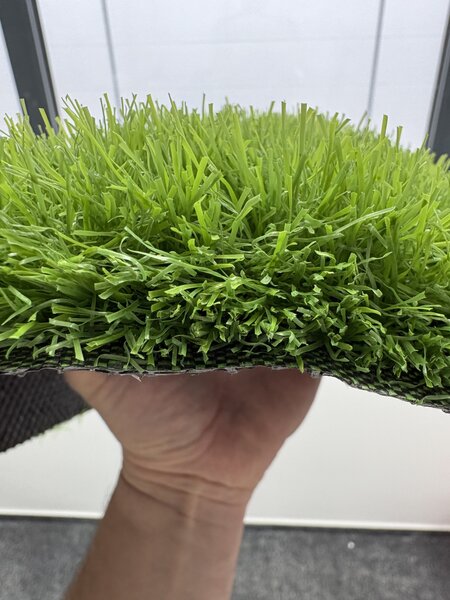 Gazon Artificial Sri Lanka, Inaltime Fir 40 mm, Latime 1m, Marime 100 x 100 cm, Verde, Antialergic, Polipropilena, Curte, Terasa, Balcon, Piscina, Loc