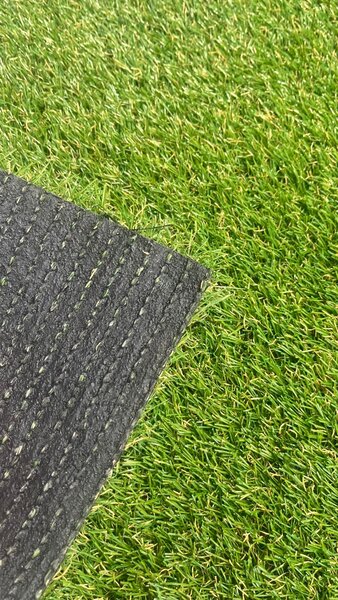Gazon Artificial Jakarta, Inaltime Fir 20 mm, Latime 1m, Marime 100 x 100 cm, Verde cu Insertii Fire Iarba Uscata, Polipropilena, Antialergic, Curte