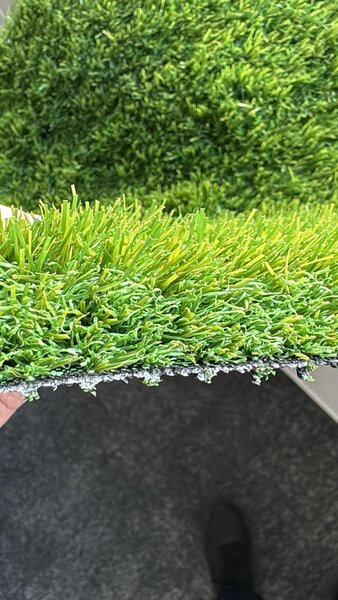 Gazon Artificial Premium, Lungime Fir 38 mm, Latime 2m, Marime 200 x 200 cm, 3 Nuante de Verde, Fire Drepte si Carliontate, Imitatie Perfecta Gazon