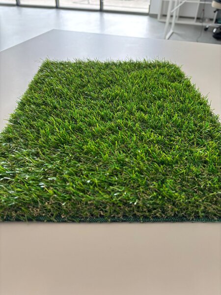 Gazon Artificial FUSE 25 Premium BELGIAN, Lungime Fir 25 mm, Latime 1m, Marime 100 x 200 cm, Verde, Imitatie Perfecta Gazon Natural, Antialergic