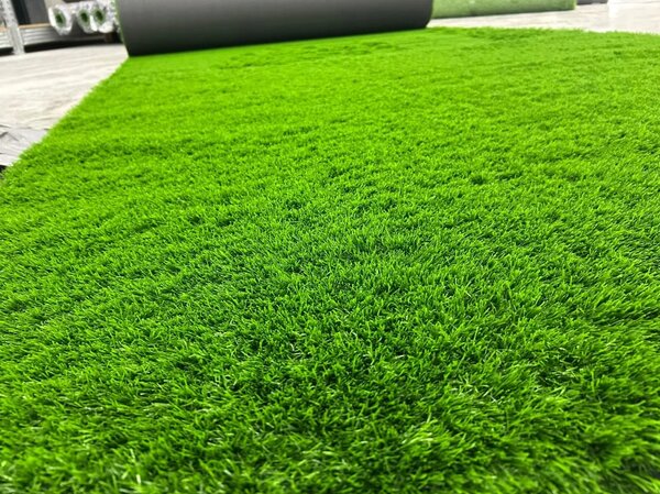 Gazon Artificial Premium, Lungime Fir 40 mm, Latime 1m, Marime 100 x 200 cm, 3 Nuante de Verde, Fire Drepte si Carliontate, Imitatie Perfecta Gazon