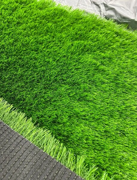 Gazon Artificial Premium, Lungime Fir 40 mm, Latime 1m, Marime 100 x 200 cm, 3 Nuante de Verde, Fire Drepte si Carliontate, Imitatie Perfecta Gazon