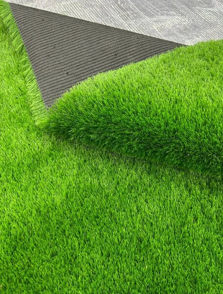 Gazon Artificial Premium, Lungime Fir 40 mm, Latime 1m, Marime 100 x 200 cm, 3 Nuante de Verde, Fire Drepte si Carliontate, Imitatie Perfecta Gazon