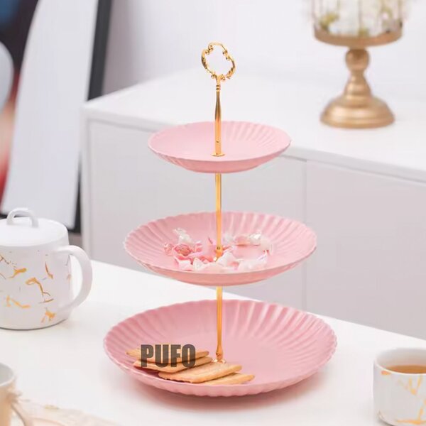 Fructiera etajata Pufo Candy cu 3 niveluri, pentru prajituri, torturi, fructe, aperitive, maner metalic, roz