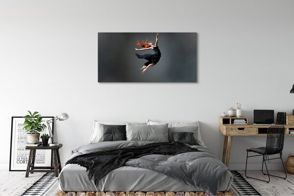 Tablouri canvas O femeie într-o rochie neagră