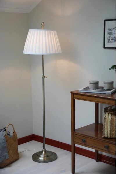 Markslöjd 108972 - Lampă de podea OXFORD 1xE14/40W/230V alb/alamă