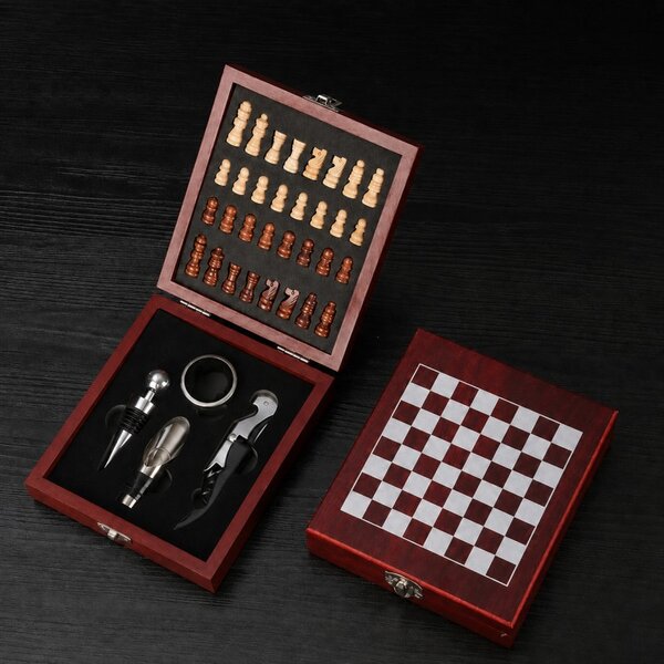 Set cadou de lux pentru vin ROYAL VINTAGE 15x17 cm cu tabla de sah, maro