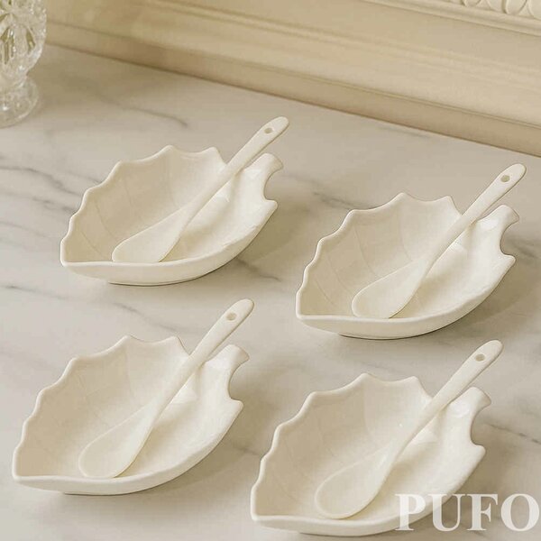 Set 4 boluri din portelan Pufo pentru aperitive, desert, sosiera, cu lingurite, albe