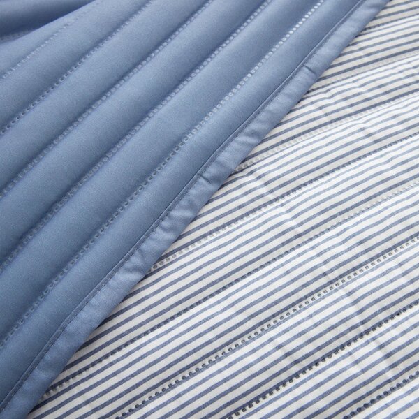 Cuvertură albastră matlasată 220x230 cm Stripe – Catherine Lansfield