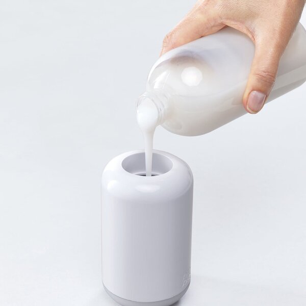 Dozator de săpun lichid alb din plastic 300 ml Duo – Joseph Joseph