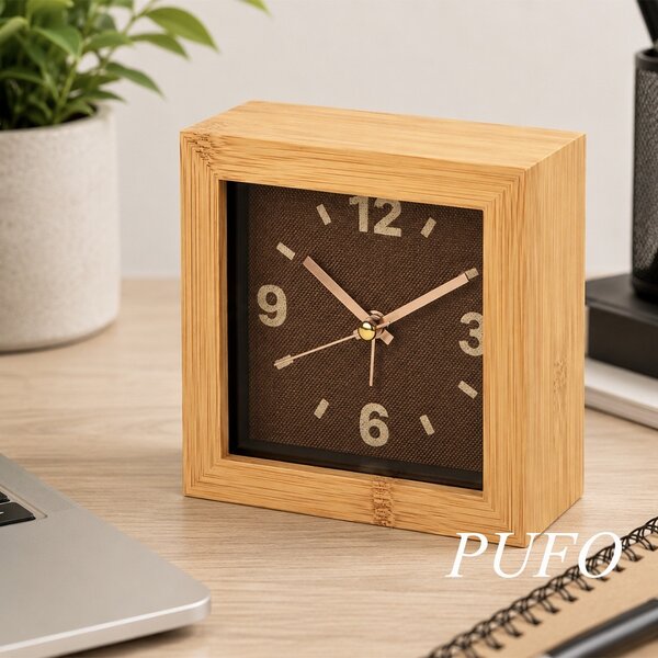 Ceas de masa desteptator patrat Pufo Bamboo 10 cm, maro, design elegant pentru dormitor sau birou