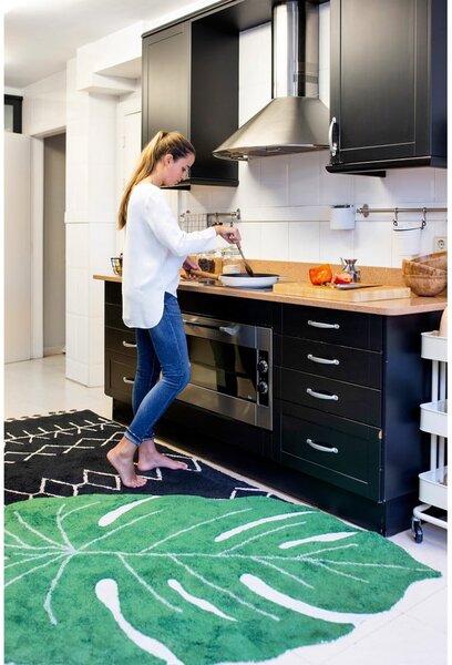 Covor pentru copii verde închis lavabil/țesut manual din bumbac 120x180 cm Monstera Leaf – Lorena Canals