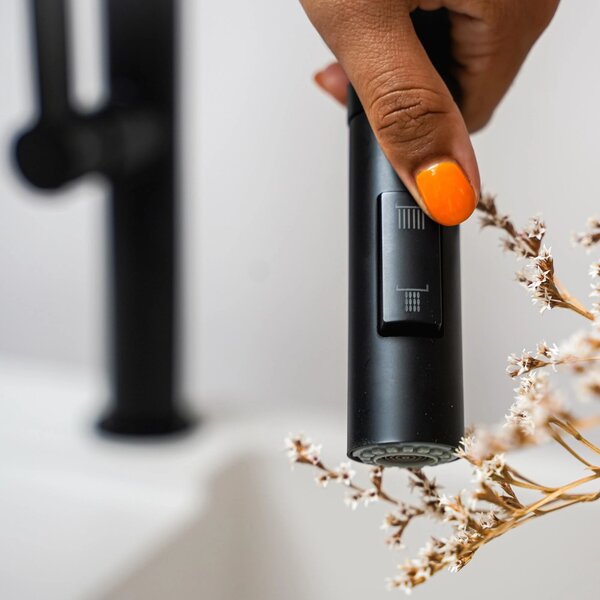 Gamma Mega, baterie de bucătărie înaltă cu braț elastic și spray, negru mat, GMA-BFL-BK