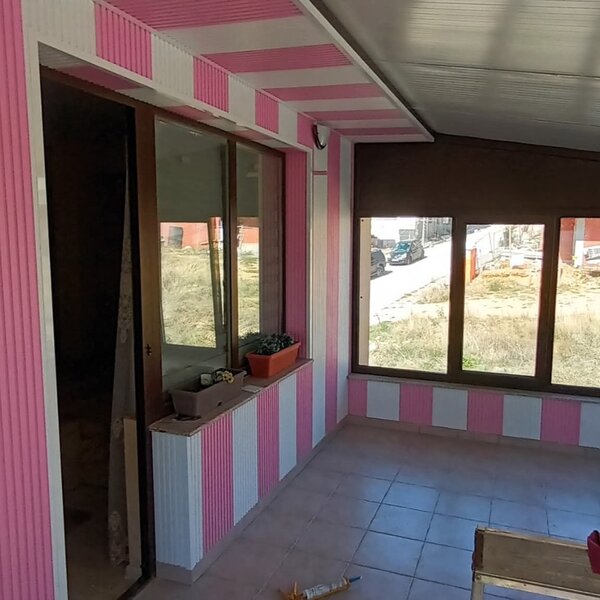 Panoul decorativ din PVC roz cu dimensiuni 15х1х260 cm