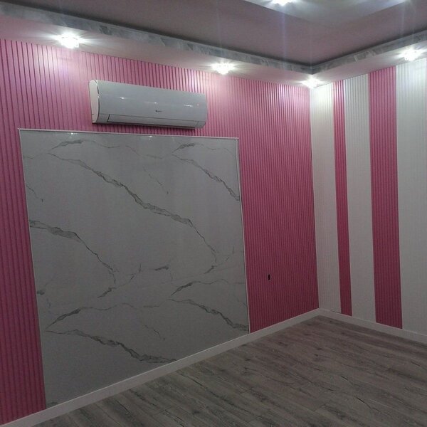 Panoul decorativ din PVC roz cu dimensiuni 15х1х260 cm