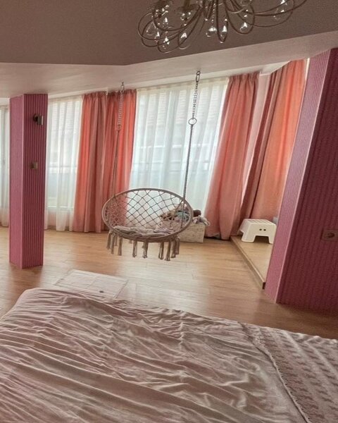 Panoul decorativ din PVC roz cu dimensiuni 15х1х260 cm