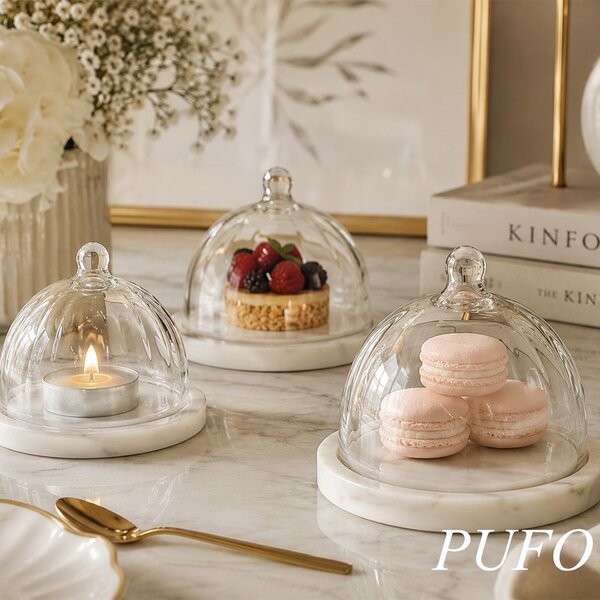 Platou elegant cu capac din sticla si marmura pentru prajituri, macarons, fursecuri si dulciuri, clopot decorativ cu maner, Ø 13,5 x 10 cm, alb
