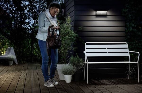 Aplică de exterior cu senzor Philips BUSTAN LED/3,8W/230V IP44