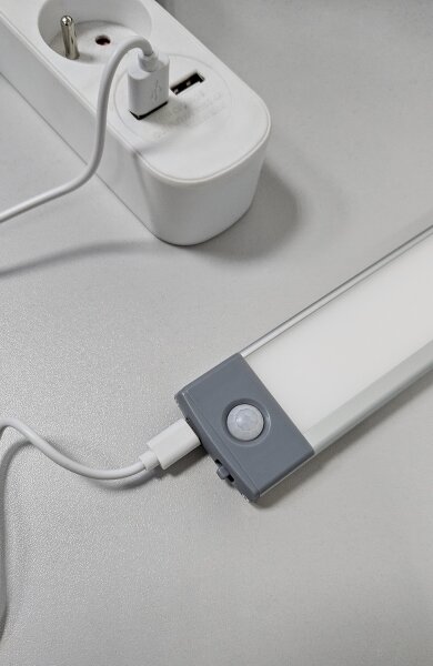 Corp de iluminat LED reîncărcabil cu senzor pentru corpuri de mobilă LED/2,5W/5V USB 800 mAh 4200K 32,5 cm