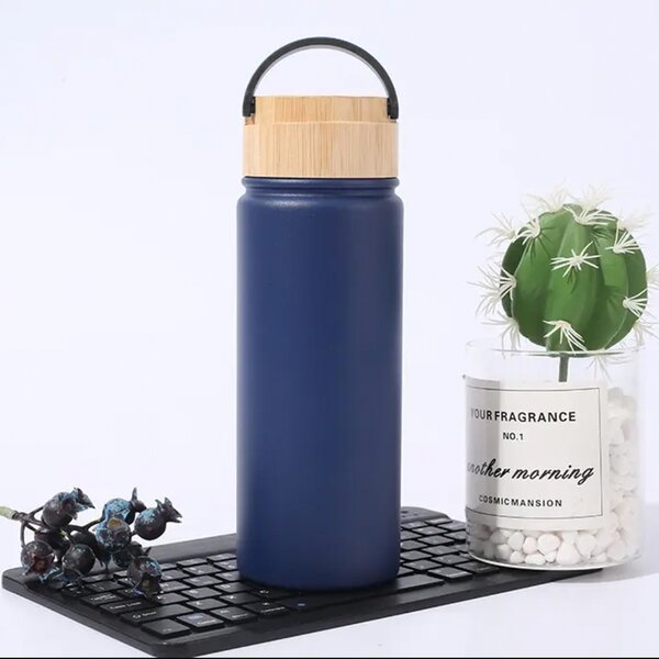 Sticla termos metalica Pufo Traveler cu capac etans din bambus, izoterm, 500 ml, albastru inchis