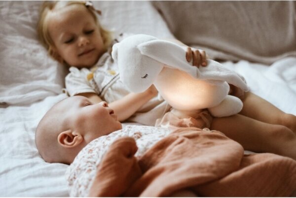 Pluș de îmbrățișat cu sunete și lumină Moonie iepuraș 2.0 organic rose