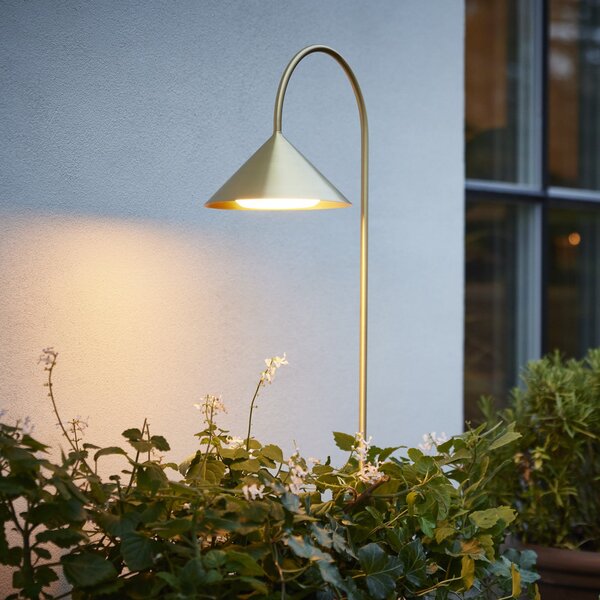 FRANDSEN Lampă LED cu țeapă Grasp, culoare alamă, 82 cm, IP44, reglabil, Auriu / Alamă, Design