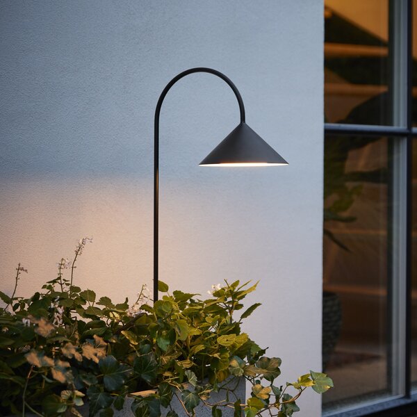 FRANDSEN Lampă LED cu țeapă Grasp, negru, înălțime 82 cm, IP44, reglabil, Negru, Oțel inoxidabil, Design