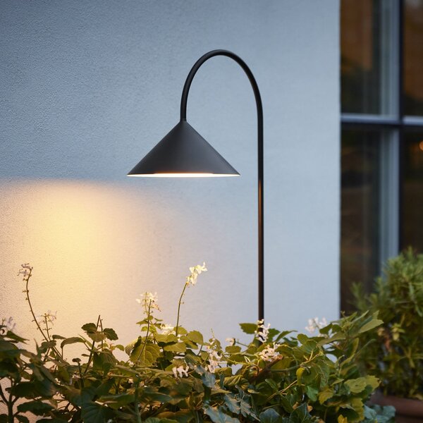 FRANDSEN Lampă LED cu țeapă Grasp, negru, înălțime 82 cm, IP44, reglabil, Negru, Oțel inoxidabil, Design