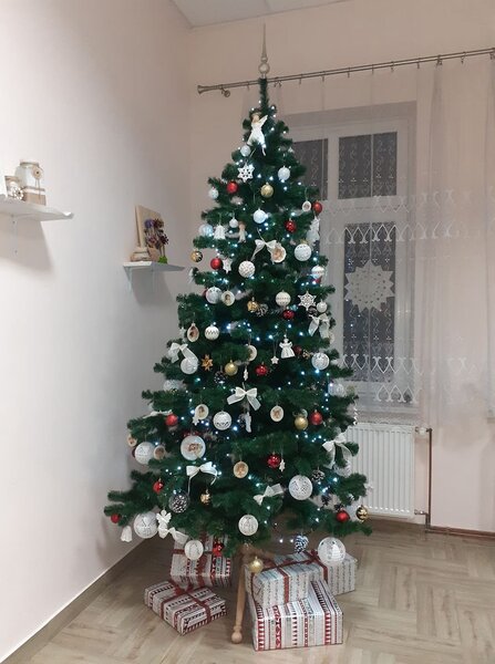 Brad de Craciun artificial cu aspect natural, inaltime 220 cm, verde, suport inclus(Brazi)